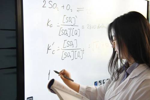 青岛墨尔文中学那个第一次雅思就考8分的姑娘，2020年就要去帝国理工上学了！