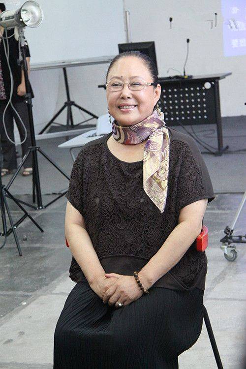 别看斯琴高娃已是奶奶级的人了穿衣打扮还是花里胡哨的很时髦