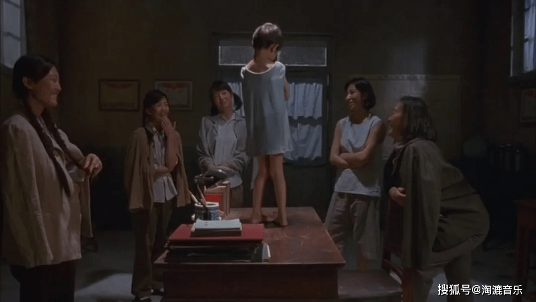 影片中有一幕方枪枪被老师们围在桌子上笑的画面,长达40秒的笑声配合