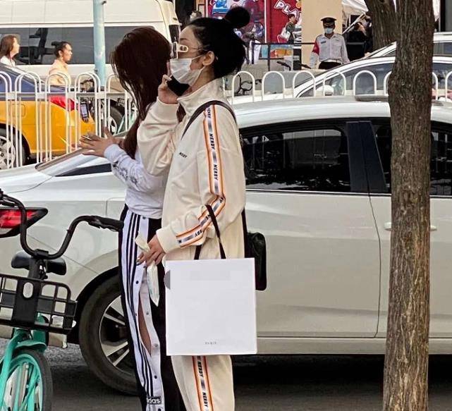 原创虞书欣赵小棠牵手逛街走路豪横被认出看清穿戴长记性了