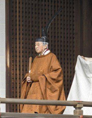 日本天皇身穿龙袍在皇居举行仪式向历代祖宗报告4月30日将退位