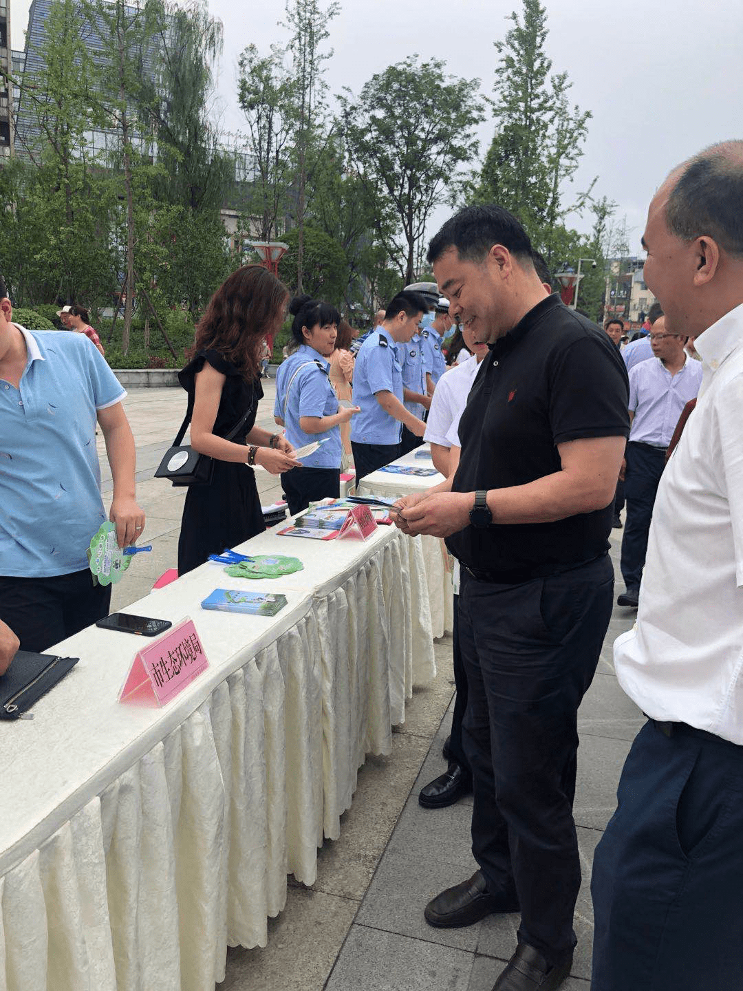 东坡生态环境局工作人员向市民传播环保知识