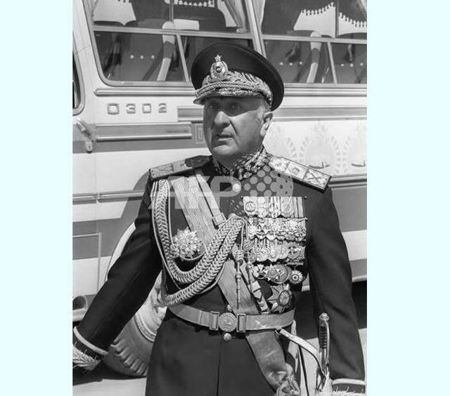 波斯帝国的荣耀巴列维时代的伊朗军装女兵自由地接受步枪训练