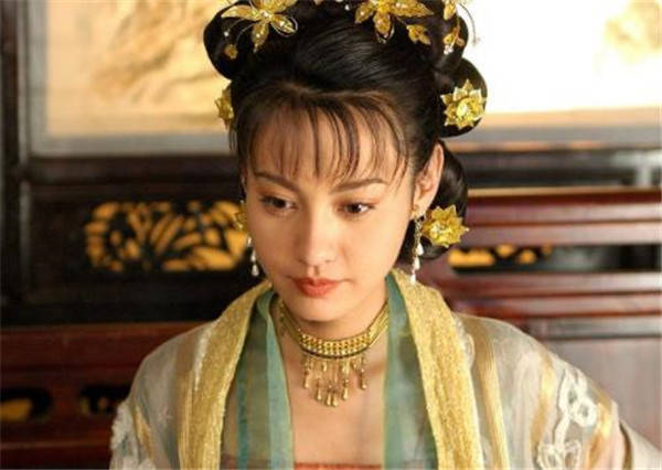 那么清纯,唯独江玉燕就黑化了起来,看图中黄色衣服穿在她身上,不仅有