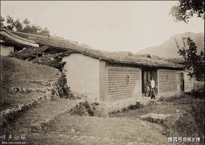 清末福建乡村,女孩们在河里洗衣妇人在井边汲水