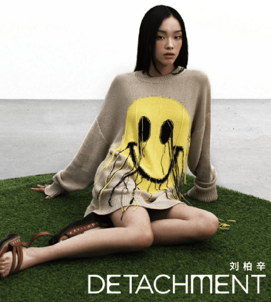 刘柏辛1998年出生于湖南长沙,她的长相有种欧美范儿,留着一头中分黑长