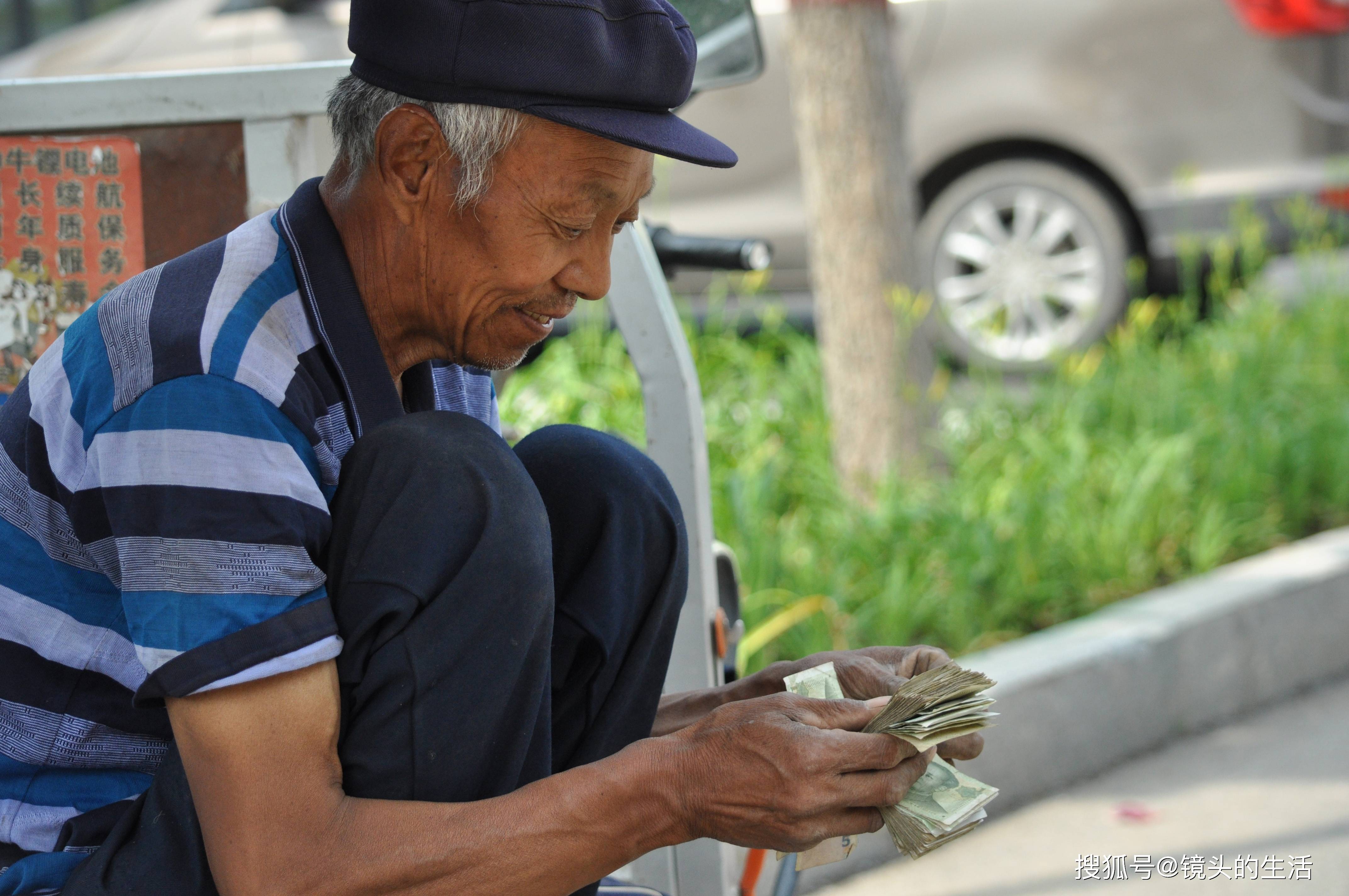 原创72岁老人一年四季不闲着,摆地摊儿比儿媳妇赚得多,攒钱给孙子买