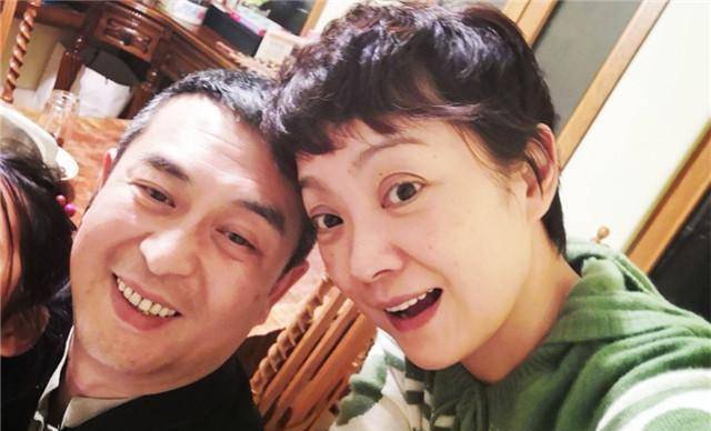 张嘉译50岁男神收视率担当把老婆宠得像女儿一样超暖