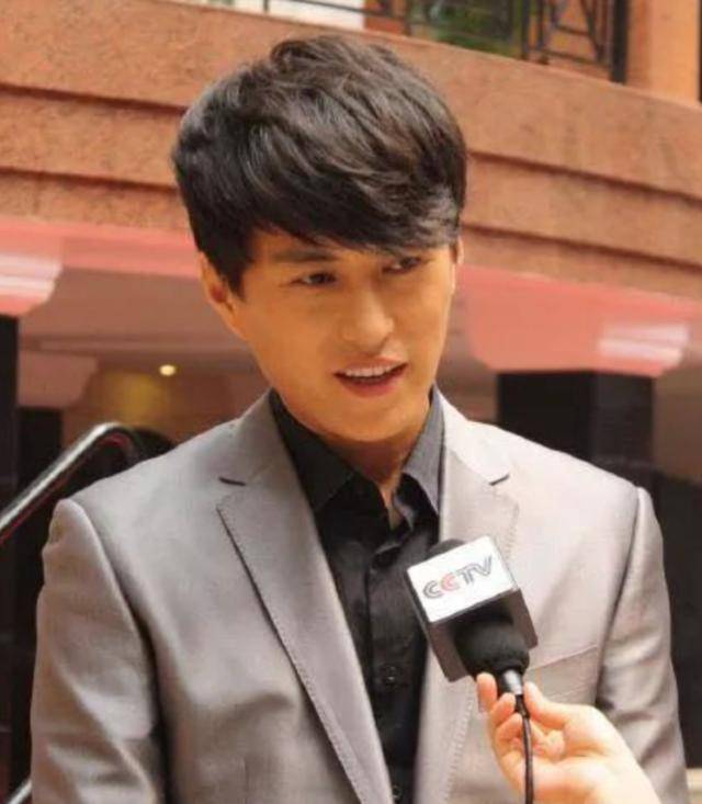 独宠离婚妇女,不顾家人反对娶二婚女,老干部靳东怎么也翻车了