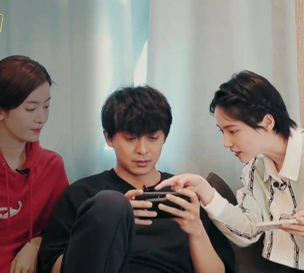 原创李晟与成果分开坐李佳航走过去的举动也不考虑客人的感受