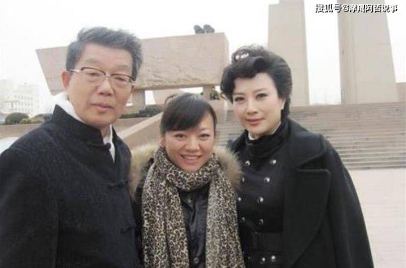 原创车晓母亲王丽云近照一家三口聚餐前夫罕见出镜离婚后关系仍不减