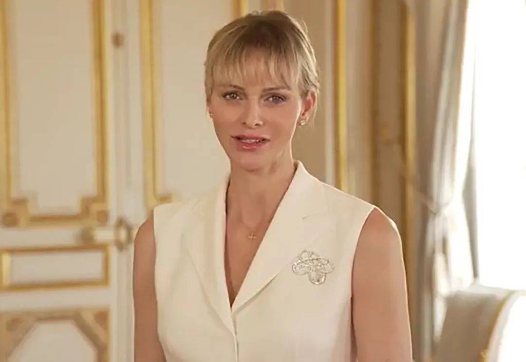 42岁摩纳哥王妃夏琳换发型了,留长发扎辫子太妩媚,高贵间多了软萌