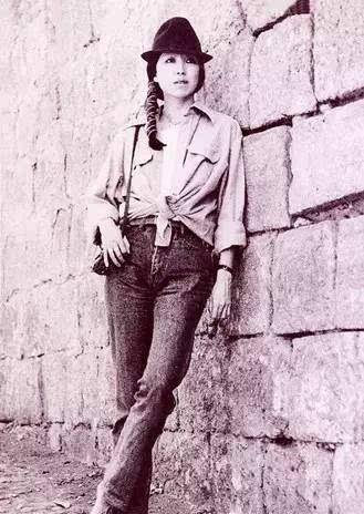 三毛自述与荷西的爱情故事:在给他守灵时,他的双眼竟留下了鲜血