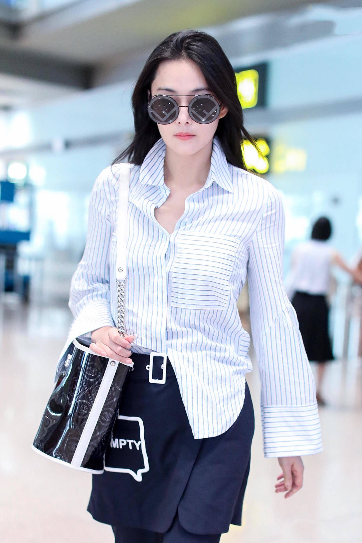 张馨予气场真强大,穿一件衬衫搭配黑色长裤走机场,女神范十足