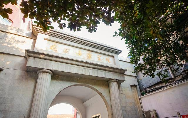 江汉大学是一所综合性普通高等学校,坐落在武汉经济技术开发区三角