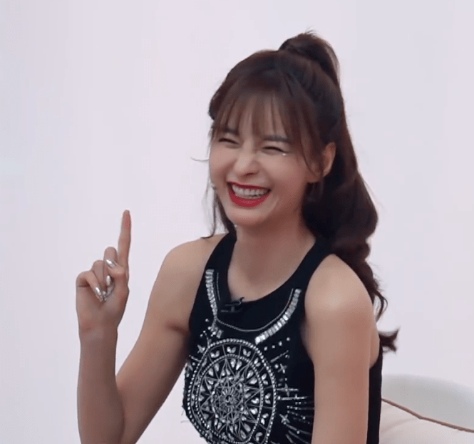 原创乘风破浪姐姐们大笑的瞬间,谁注意黄圣依沈梦辰,还是女神?