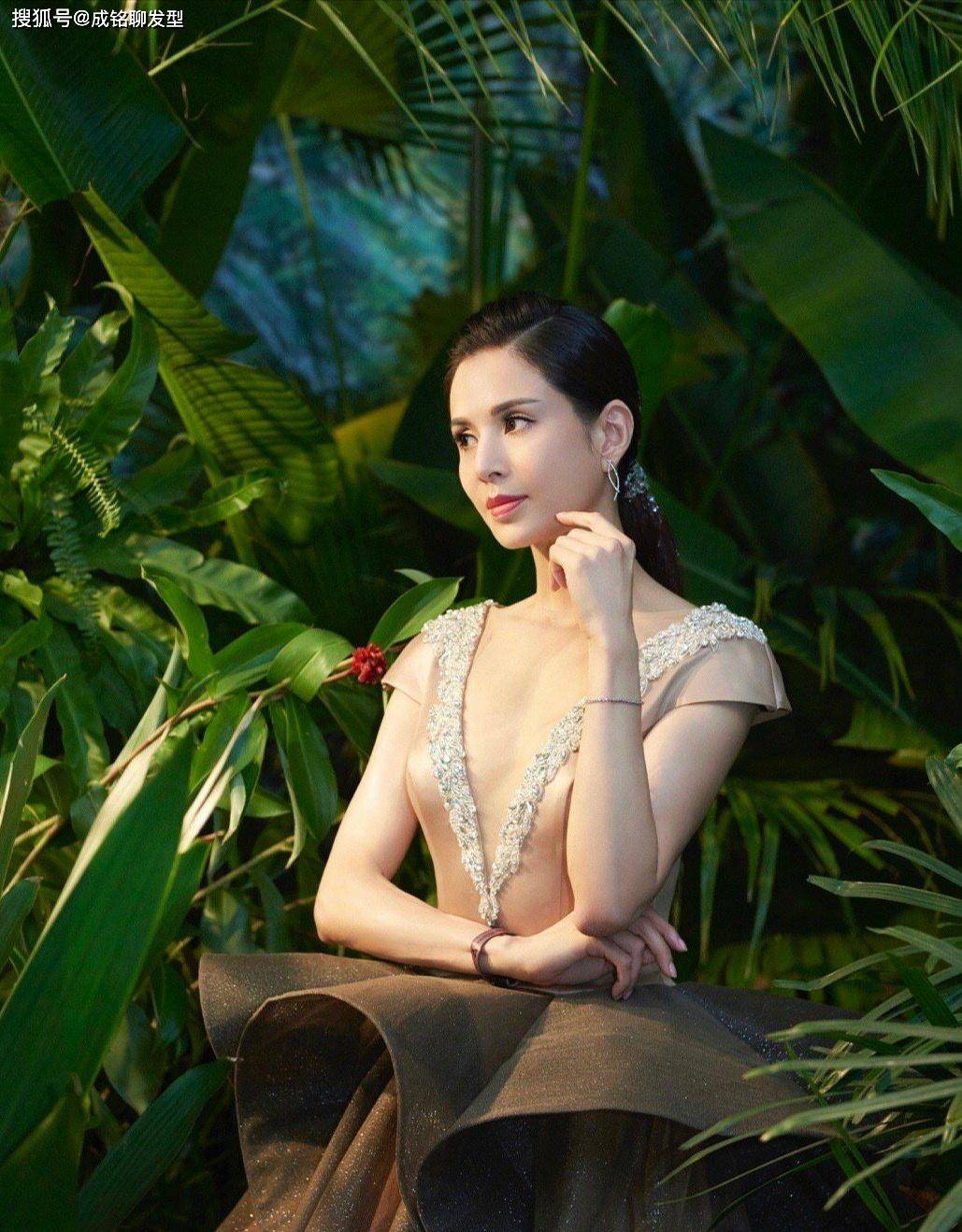 原创李若彤这"甜酷"搭绝了,"婚纱"外搭阔西装,个性气质潮味十足