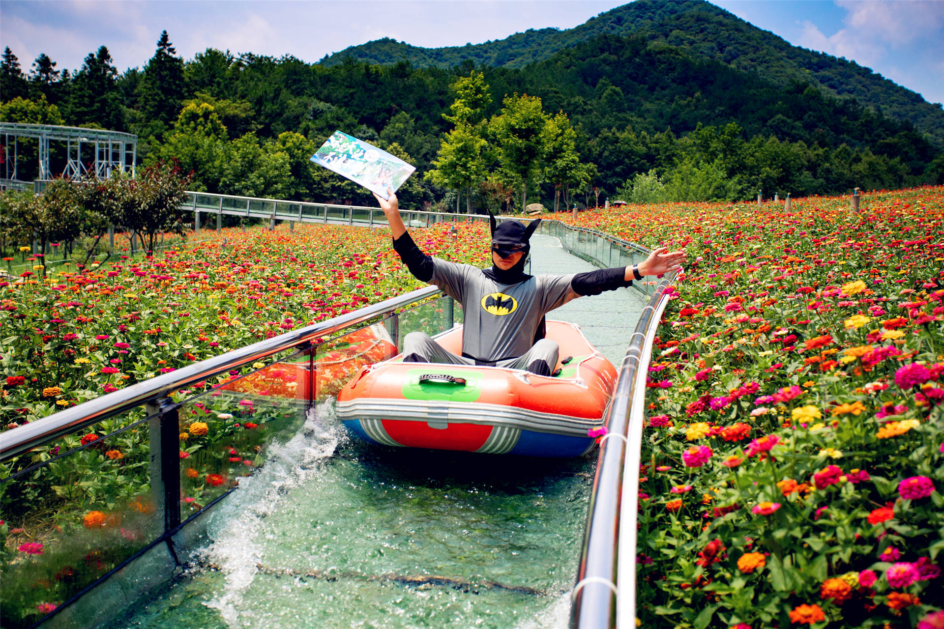 木兰天池玻璃漂流在云海,林海及花海中