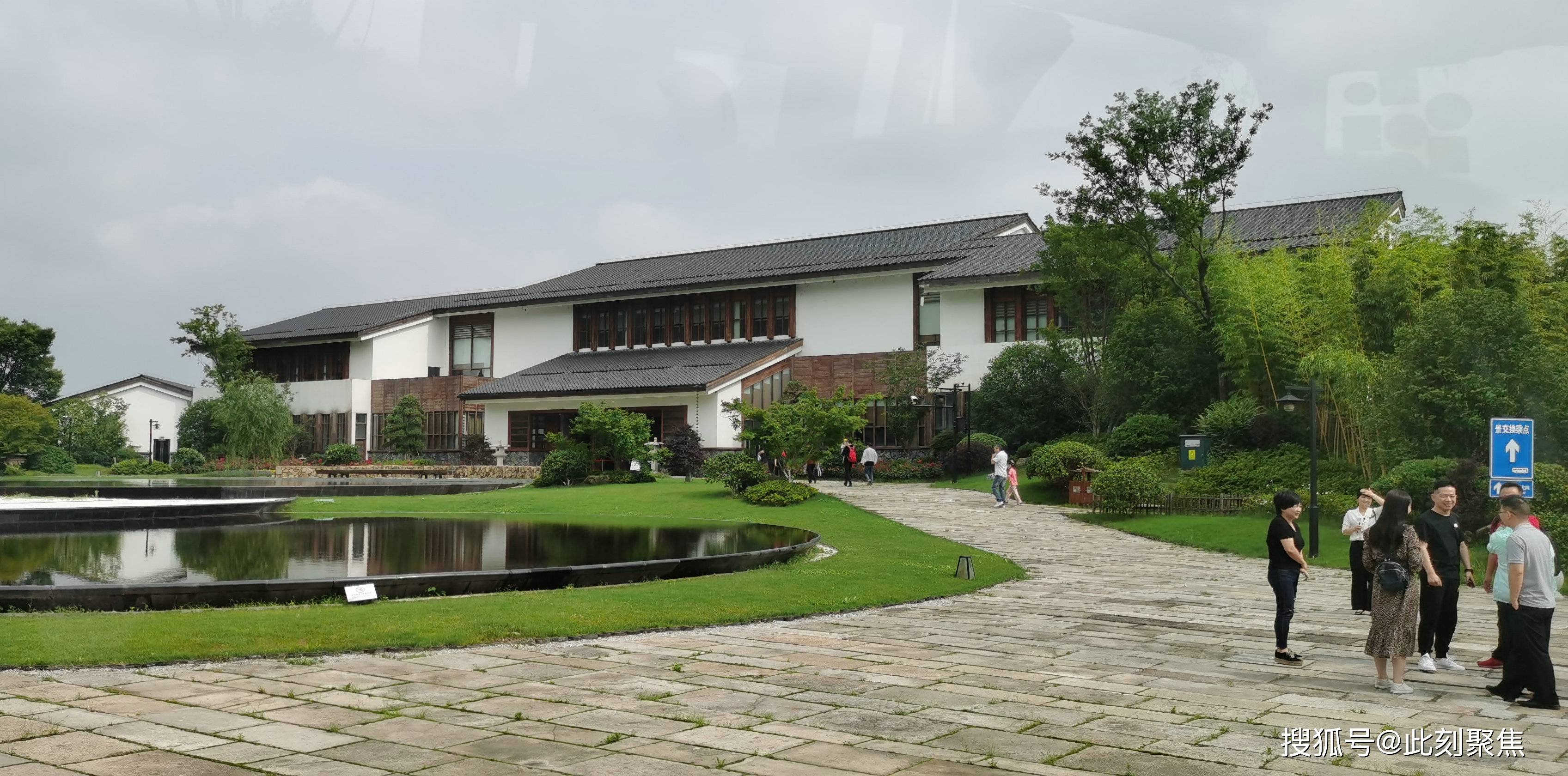 在杭州市余杭区径山旅游集散中心,茶艺师为大家演示抹茶的制作工艺