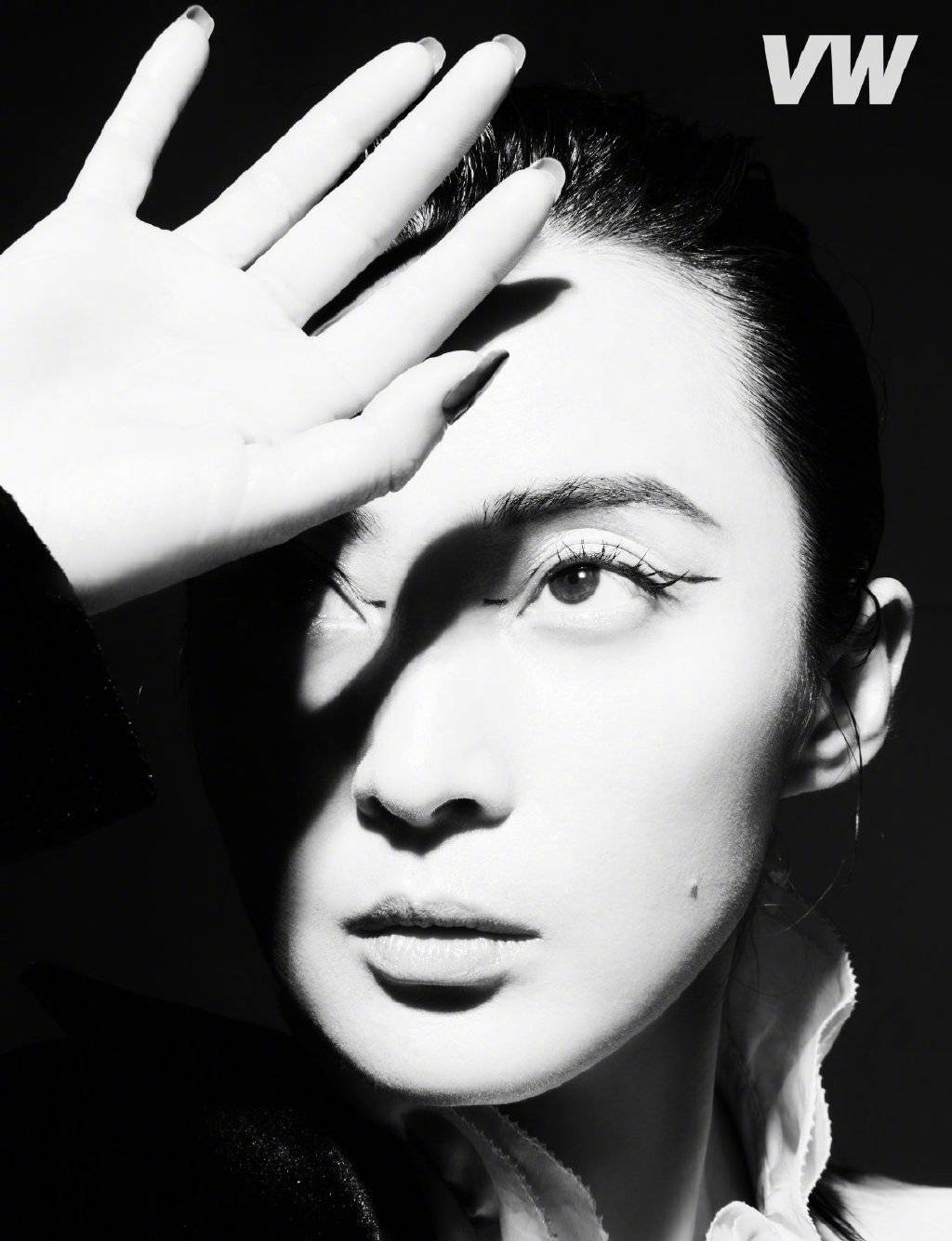 蒋勤勤登杂志封面 ,神情冷冽充满高级感