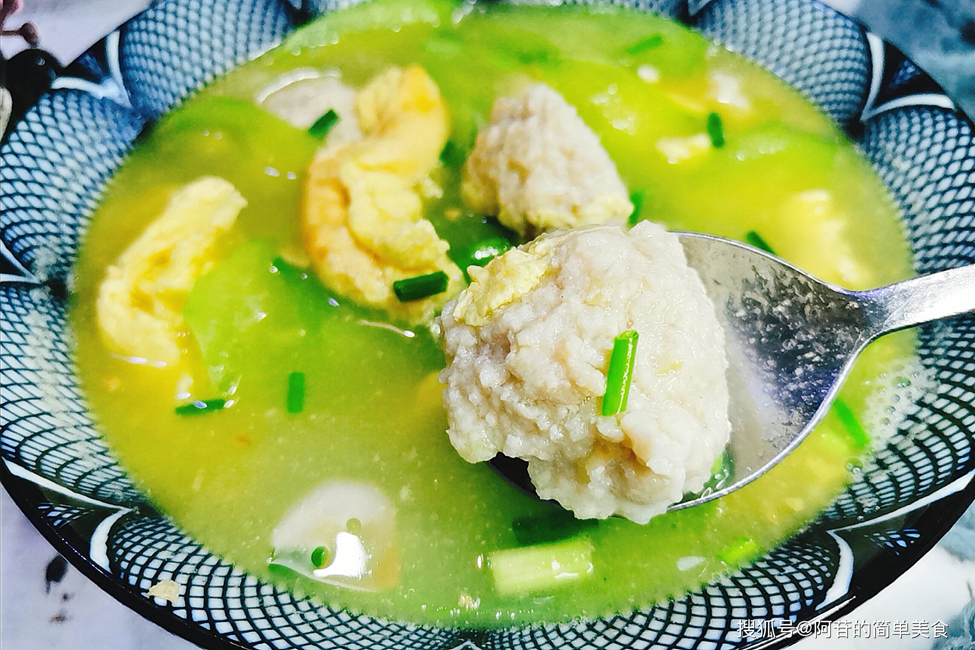 原创晚餐做了黄瓜汆丸子汤,清香十足,鲜而不腻,全家都爱不释手