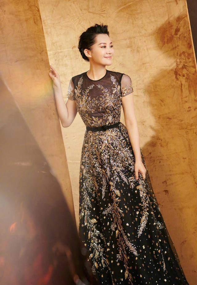 并且许晴的丸子头也扎得非常干净利落,搭配一个墨镜,既时尚又能够显出