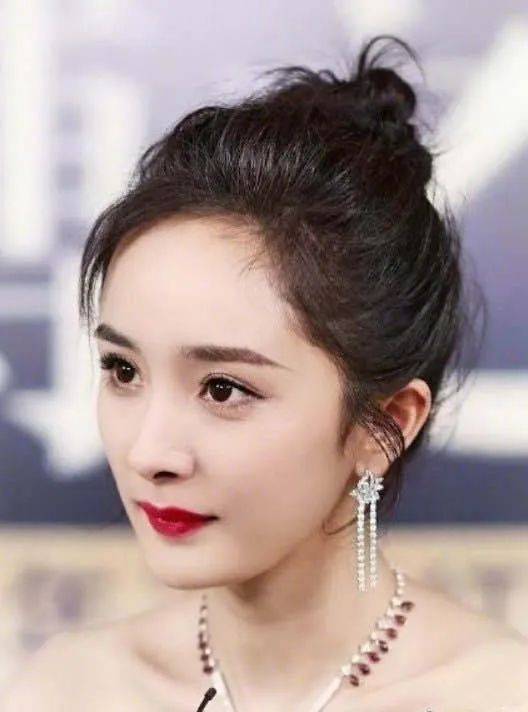 原创夏天必备丸子头发型要会一高一少三松这3点才减龄又清爽