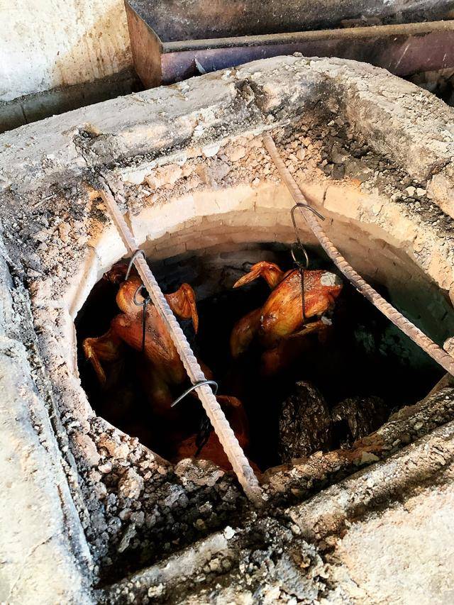 胡同的地方,今天推荐的这家店在绿园区,一个小平房,土窑坑烤是特色