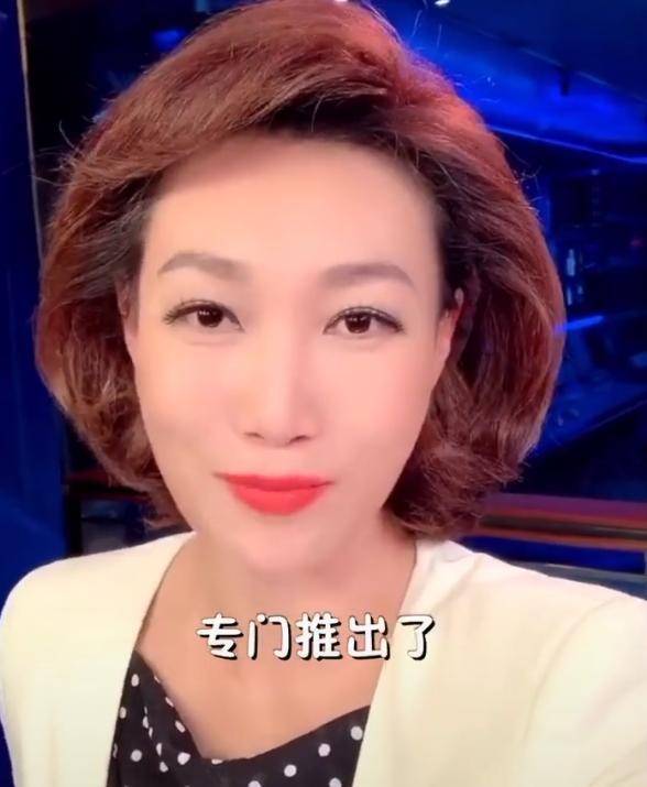 新聞聯播主持人李梓萌,摘掉頭套美到認不出,與鏡頭前差別太大