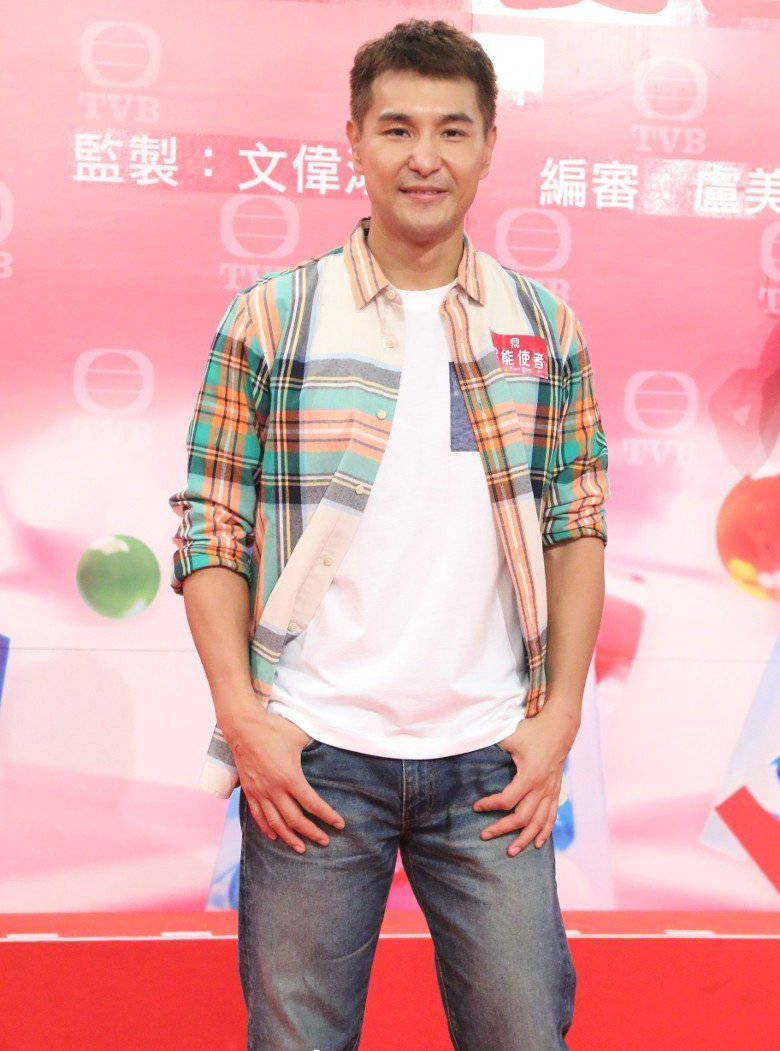 tvb小生敞胸露怀,脚穿拖鞋出席开机仪式,网友:膨胀了!_陈国峰