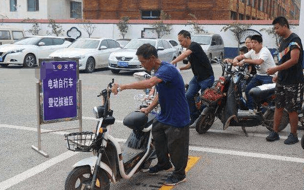 4.不遵守交通規則:現在,電動車倒車闖紅燈是很常見的.