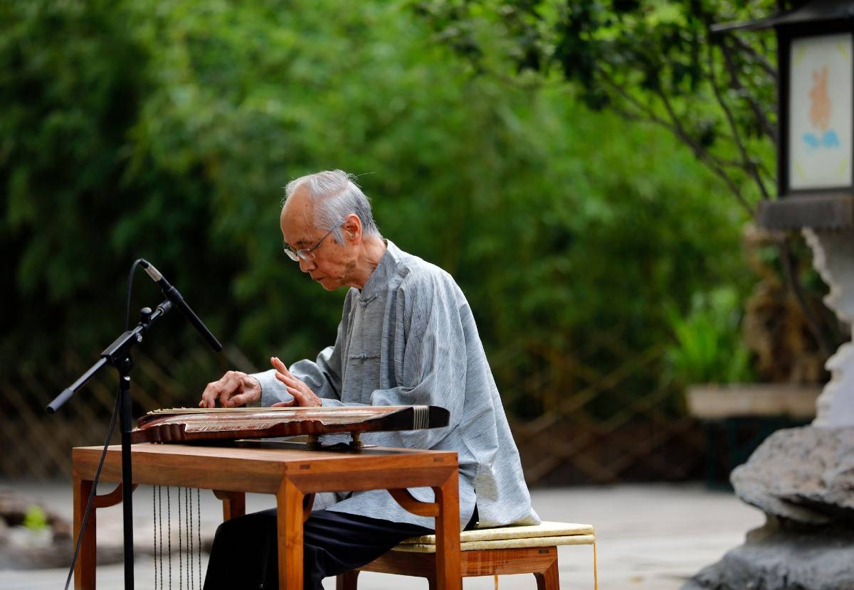 古琴大师吴钊在弹奏 关欣/摄