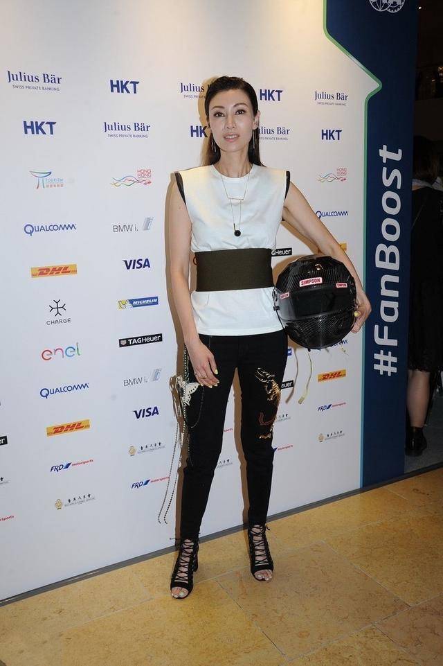 原创李嘉欣高调现身马场,穿黄色条纹连衣裙配优雅知性,难挡豪门气质