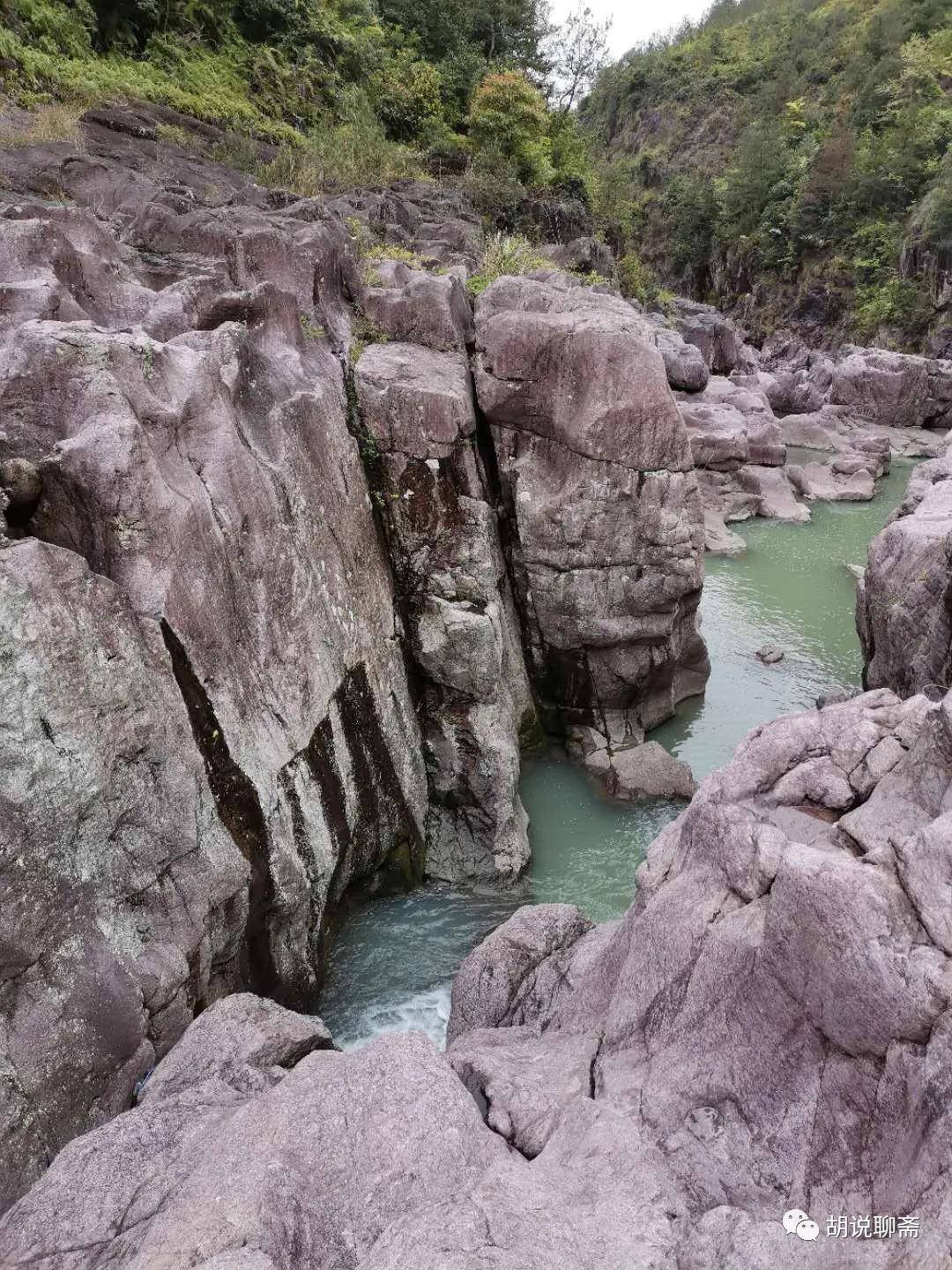 永嘉陡门溪岭后村直立曲壁的雕岩谷地貌 陡门溪发育有长达三公里的