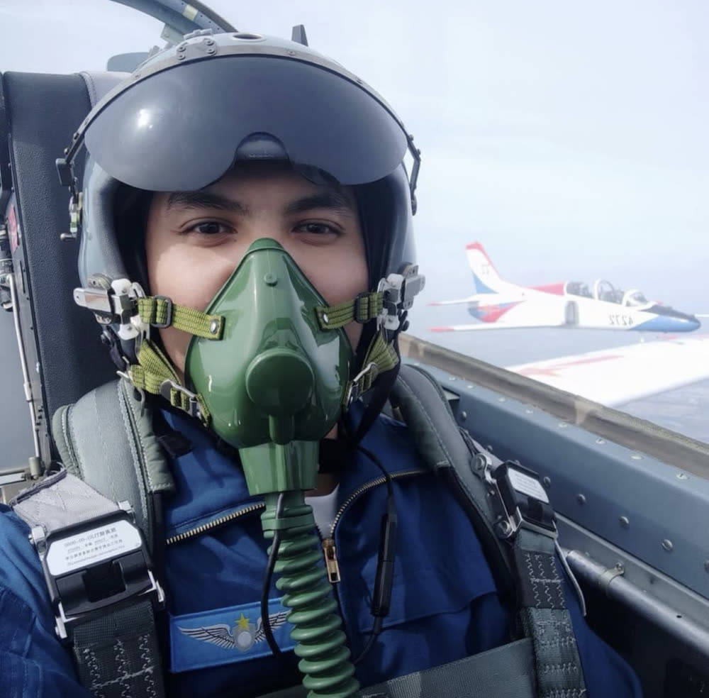 柬埔寨飞行员帅气驾驶战机翱翔蓝天