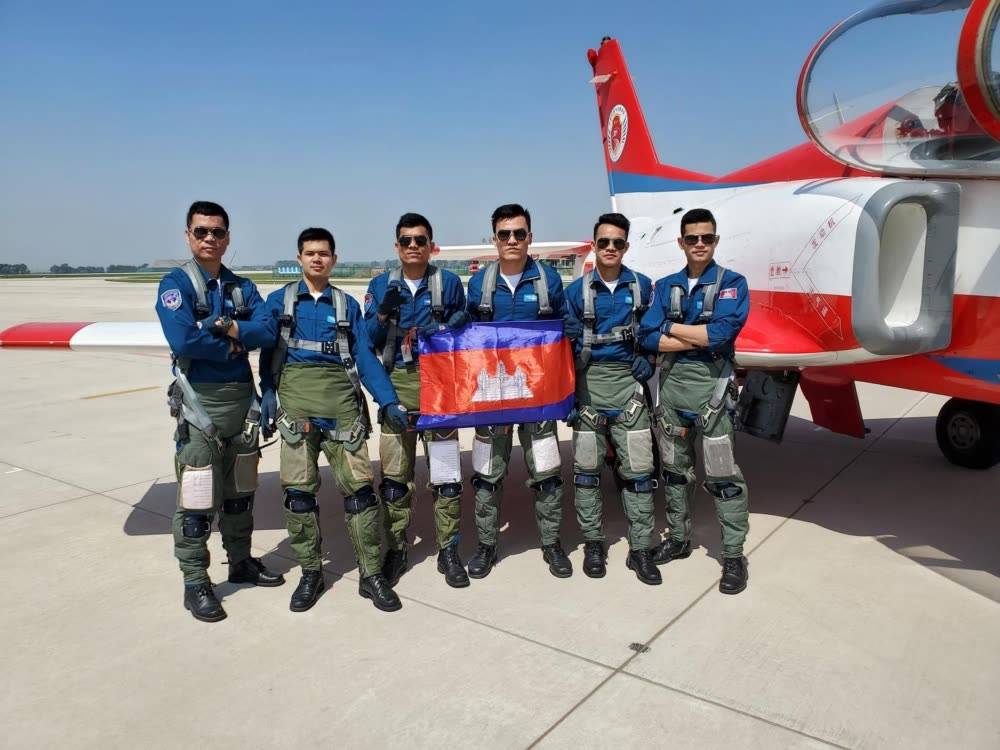 柬埔寨飞行员帅气驾驶战机翱翔蓝天