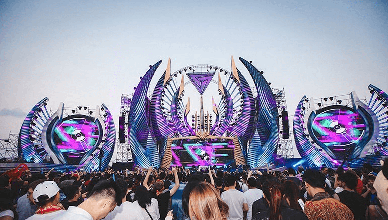 知名地标物的户外趴,搞个台子,几套设备,音箱围一圈,就是一场电音派对