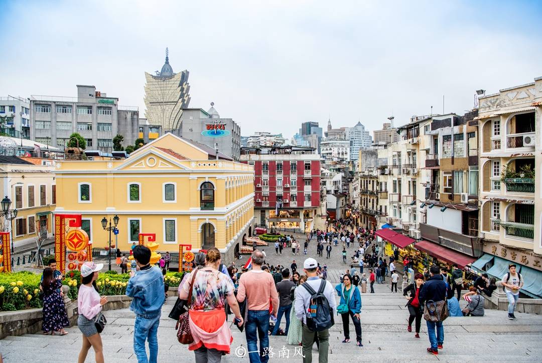 原創何鴻燊在澳門建了一座金色大樓,周邊都是旅遊景點,每年遊客如雲