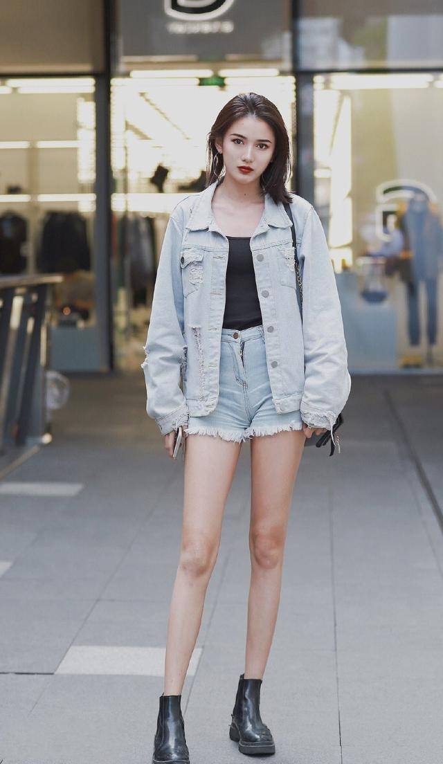 路人街拍,短发美女打底裤搭配绿色夹克衫,格外的有魅力