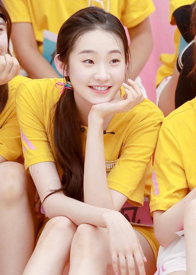 张艺凡自私?《创3》第2次顺位淘汰,送走学员时笑得很开心