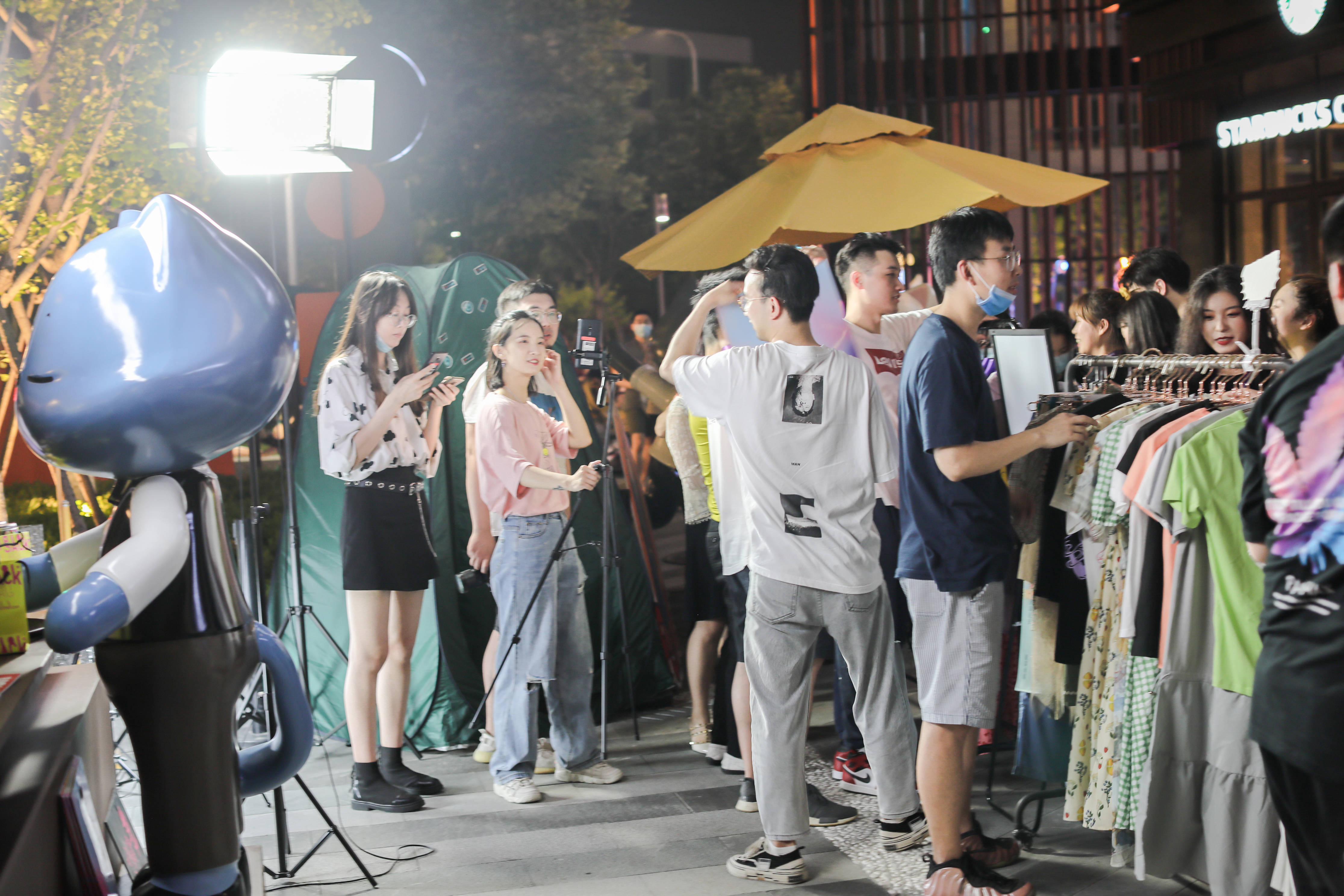 网红打卡地喵喵街上摆摊直播人气旺