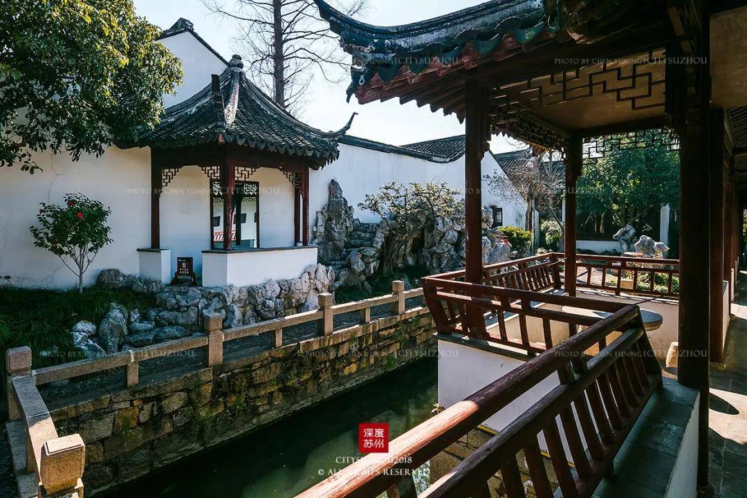 若闲一个人无趣,那可三两好友约在 曲园的石凳上,浴着暖暖的日光,酌一