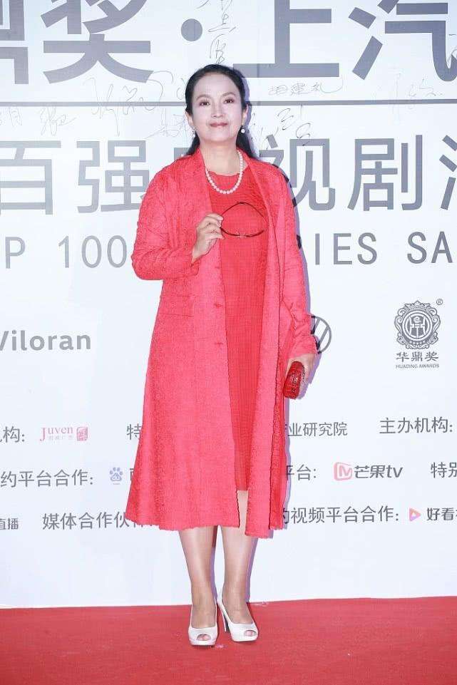 吕丽萍本来就是普通老人身材发福很正常不会故意修图来掩饰