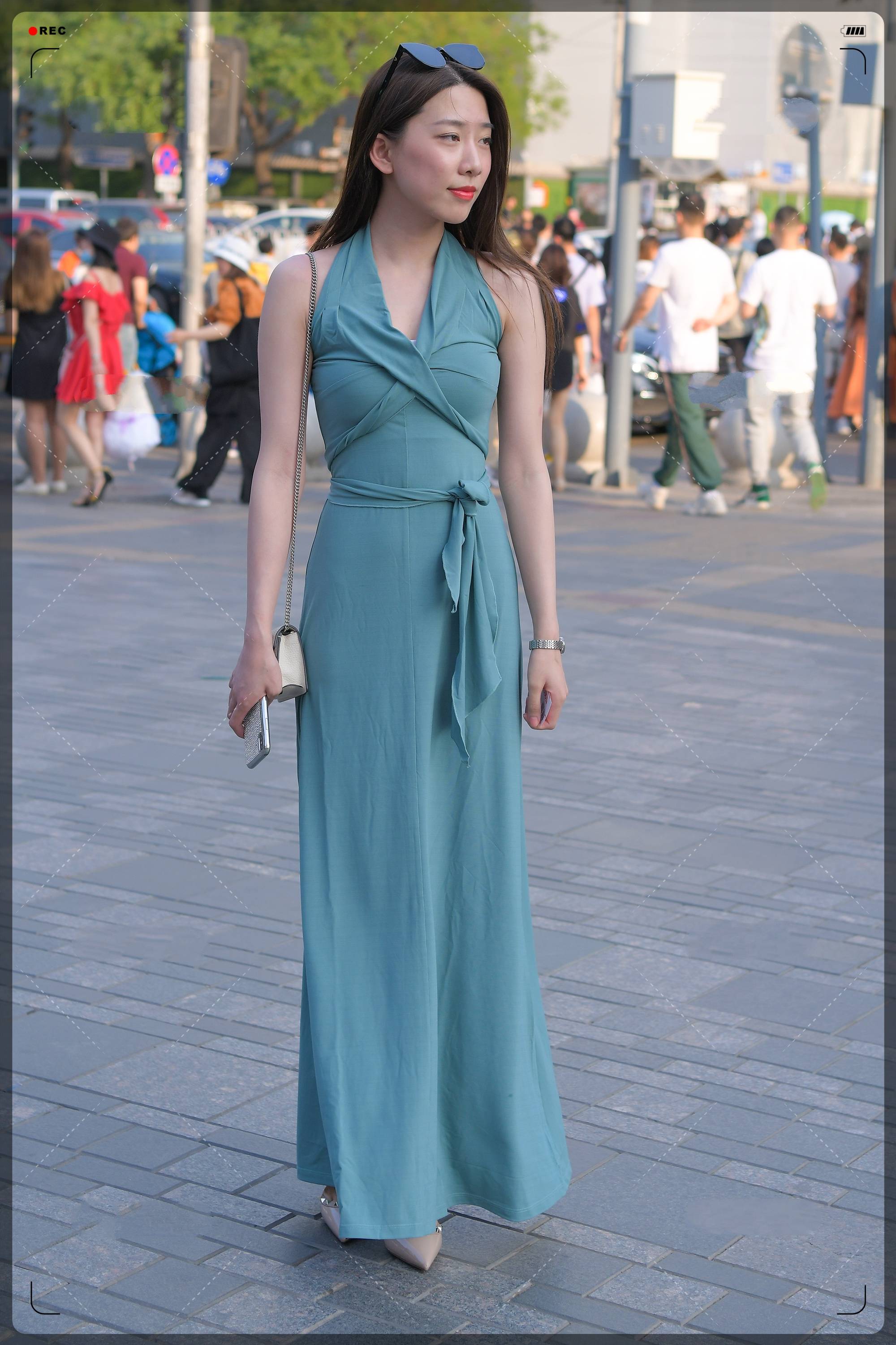 尽显婀娜玲珑无比美丽淡蓝色贴身长裙