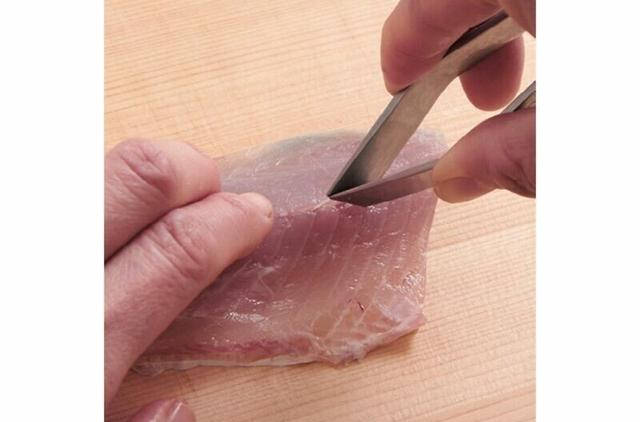 鱼肉中央(取下中骨后)可能还残留着鱼刺,要用指尖摸索检查,如果有刺就