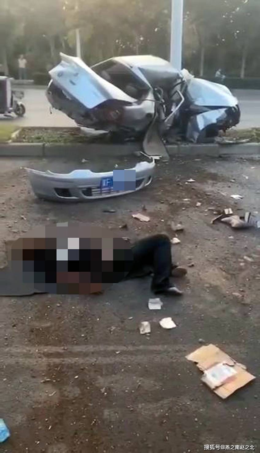 保定街头一轿车失控飞撞路灯杆,男子受伤躺地不起