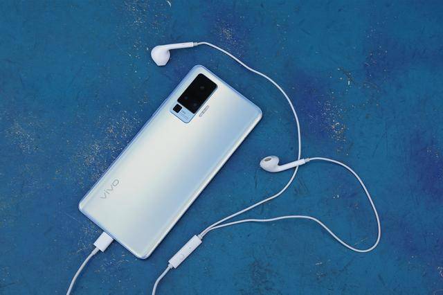 附赠的耳机也随之变化,不过x50 pro依旧搭载ak4377a这颗独立解码芯片