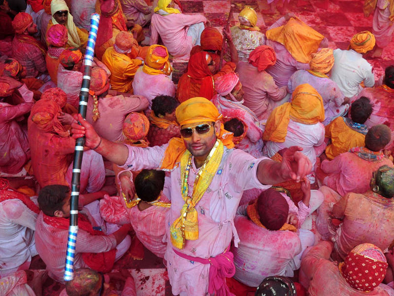 原创印度"霍利节":女人白天棒打丈夫发泄不满,晚上用甜食补偿