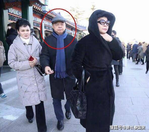 董文华与老公合影照曝光,二人结婚36年,相濡以沫恩爱十足