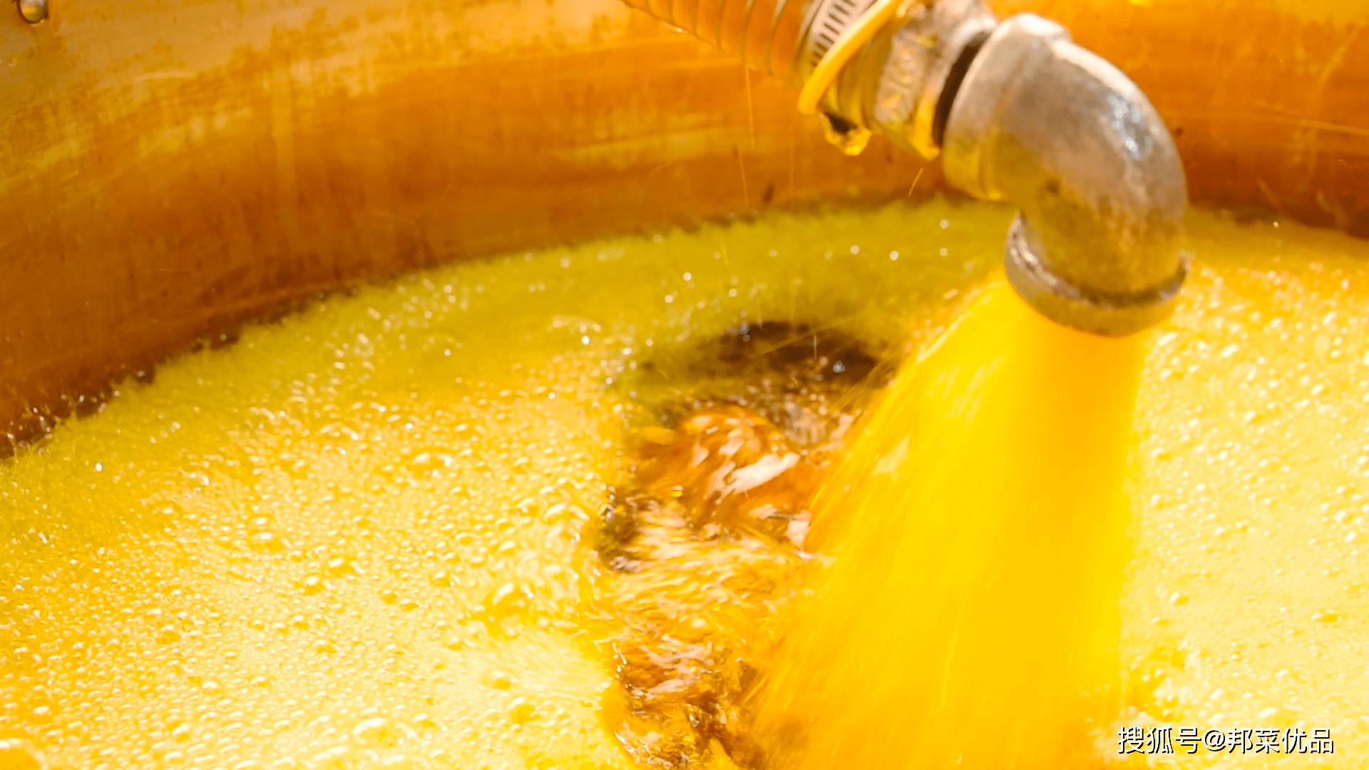 压榨油是用机械方法生产,而浸出油是加入化学溶剂生产出来的,前者更原